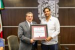 Entregó Gobierno de Reynosa reconocimiento póstumo a José Sulaimán Chagnón en manos de Mauricio Sulaimán