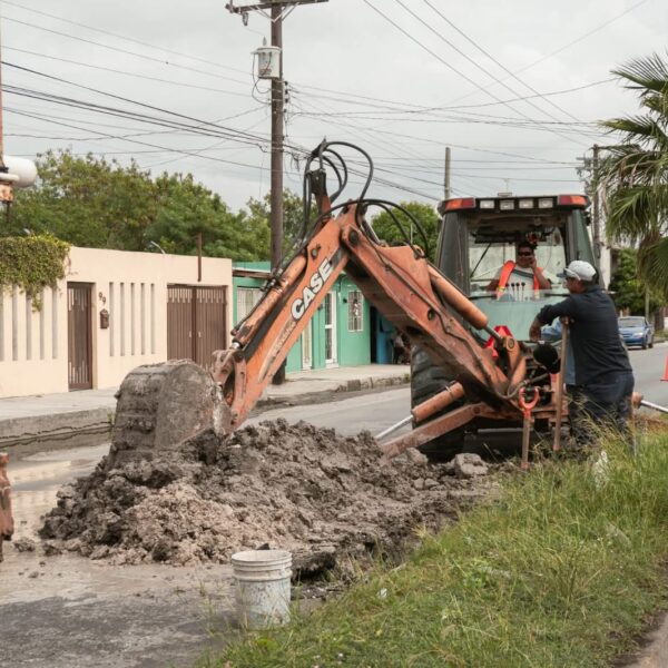 Reparan fuga de agua en la colonia Lauro…